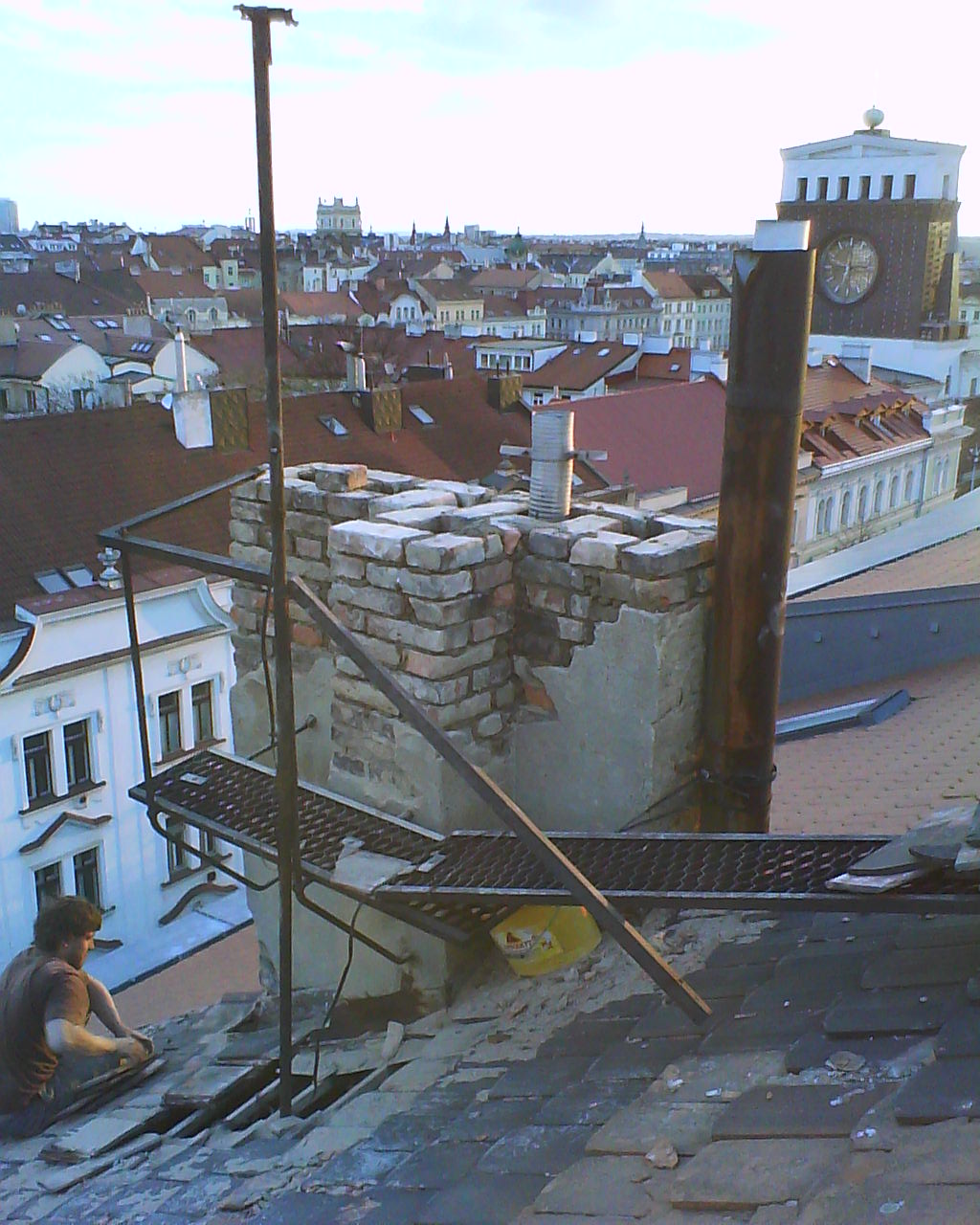 Bourání komínu nad frekventovanou ulicí Praha 2 za pomoci výškové práce