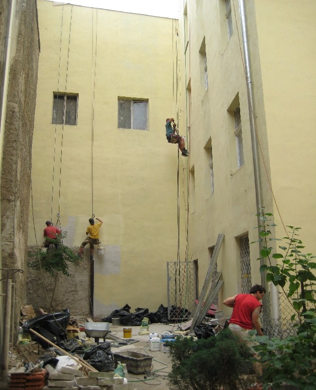 Nátěr fasády se provádí v několika vrstvách za pomoci výškové práce Praha1