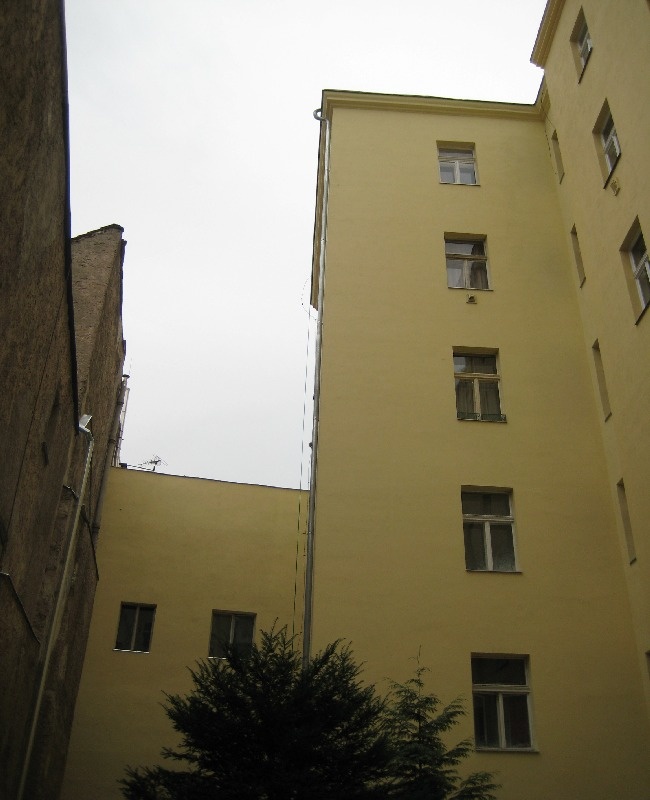 Opravená fasáda po nátěru fasády fasádní barvou.